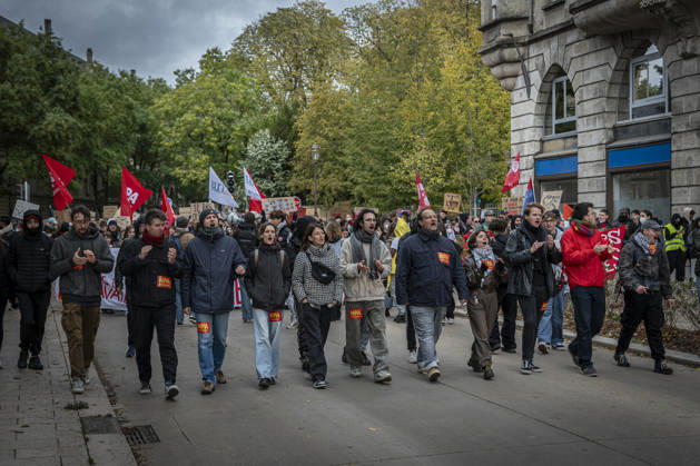 October 24, 2026, Lorraine, Metz: Once again, several hundred people are demonstrating in Metz, France, on Saturday—students, university students, labor unions, and Yellow Vests gathered at the Place de la République. From there, they marched through the city center to the Centre Pompidou Metz. Escorted by a heavy police presence, the demonstration proceeded peacefull Protest241026001