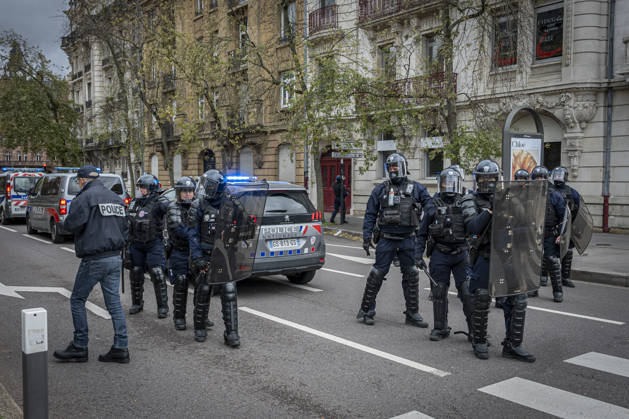October 24, 2026, Lorraine, Metz: Once again, several hundred people are demonstrating in Metz, France, on Saturday—students, university students, labor unions, and Yellow Vests gathered at the Place de la République. From there, they marched through the city center to the Centre Pompidou Metz. Escorted by a heavy police presence, the demonstration proceeded peacefull Protest241026001