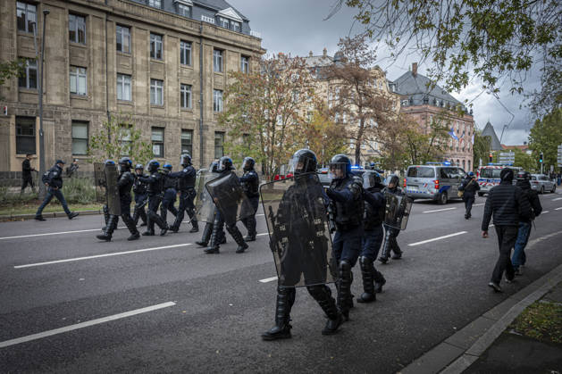 October 24, 2026, Lorraine, Metz: Once again, several hundred people are demonstrating in Metz, France, on Saturday—students, university students, labor unions, and Yellow Vests gathered at the Place de la République. From there, they marched through the city center to the Centre Pompidou Metz. Escorted by a heavy police presence, the demonstration proceeded peacefull Protest241026001
