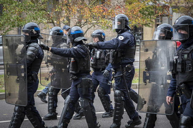 October 24, 2026, Lorraine, Metz: Once again, several hundred people are demonstrating in Metz, France, on Saturday—students, university students, labor unions, and Yellow Vests gathered at the Place de la République. From there, they marched through the city center to the Centre Pompidou Metz. Escorted by a heavy police presence, the demonstration proceeded peacefull Protest241026001