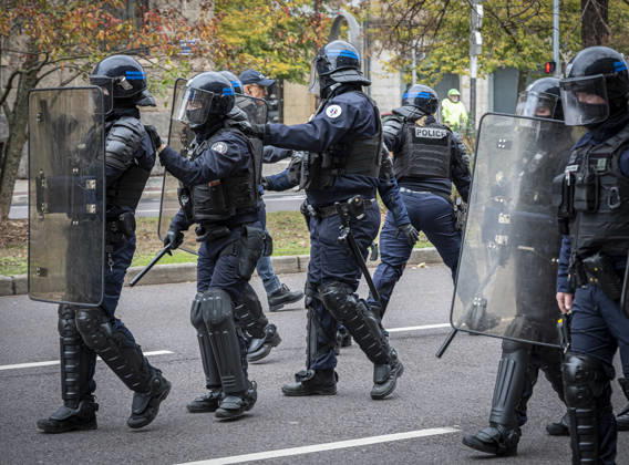 October 24, 2026, Lorraine, Metz: Once again, several hundred people are demonstrating in Metz, France, on Saturday—students, university students, labor unions, and Yellow Vests gathered at the Place de la République. From there, they marched through the city center to the Centre Pompidou Metz. Escorted by a heavy police presence, the demonstration proceeded peacefull Protest241026001