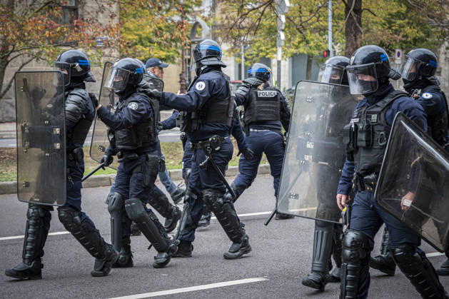 October 24, 2026, Lorraine, Metz: Once again, several hundred people are demonstrating in Metz, France, on Saturday—students, university students, labor unions, and Yellow Vests gathered at the Place de la République. From there, they marched through the city center to the Centre Pompidou Metz. Escorted by a heavy police presence, the demonstration proceeded peacefull Protest241026001