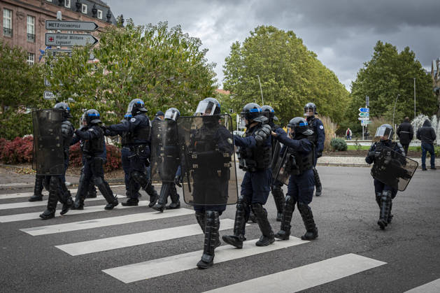 October 24, 2026, Lorraine, Metz: Once again, several hundred people are demonstrating in Metz, France, on Saturday—students, university students, labor unions, and Yellow Vests gathered at the Place de la République. From there, they marched through the city center to the Centre Pompidou Metz. Escorted by a heavy police presence, the demonstration proceeded peacefull Protest241026001