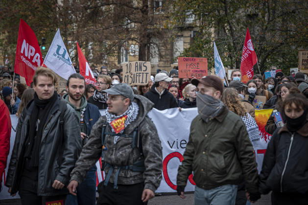 October 24, 2026, Lorraine, Metz: Once again, several hundred people are demonstrating in Metz, France, on Saturday—students, university students, labor unions, and Yellow Vests gathered at the Place de la République. From there, they marched through the city center to the Centre Pompidou Metz. Escorted by a heavy police presence, the demonstration proceeded peacefull Protest241026001