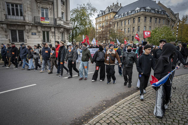October 24, 2026, Lorraine, Metz: Once again, several hundred people are demonstrating in Metz, France, on Saturday—students, university students, labor unions, and Yellow Vests gathered at the Place de la République. From there, they marched through the city center to the Centre Pompidou Metz. Escorted by a heavy police presence, the demonstration proceeded peacefull Protest241026001