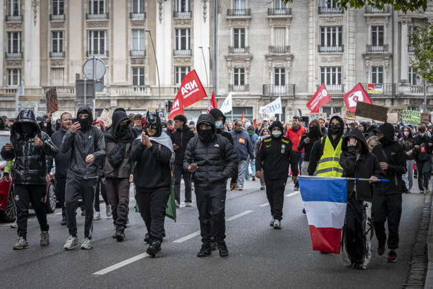 October 24, 2026, Lorraine, Metz: Once again, several hundred people are demonstrating in Metz, France, on Saturday—students, university students, labor unions, and Yellow Vests gathered at the Place de la République. From there, they marched through the city center to the Centre Pompidou Metz. Escorted by a heavy police presence, the demonstration proceeded peacefull Protest241026001