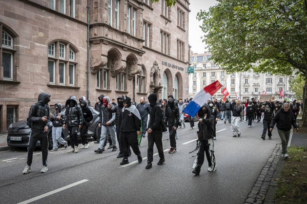 October 24, 2026, Lorraine, Metz: Once again, several hundred people are demonstrating in Metz, France, on Saturday—students, university students, labor unions, and Yellow Vests gathered at the Place de la République. From there, they marched through the city center to the Centre Pompidou Metz. Escorted by a heavy police presence, the demonstration proceeded peacefull Protest241026001