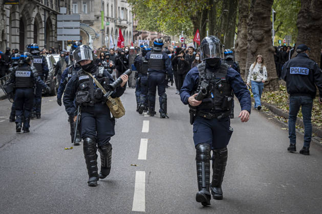 October 24, 2026, Lorraine, Metz: Once again, several hundred people are demonstrating in Metz, France, on Saturday—students, university students, labor unions, and Yellow Vests gathered at the Place de la République. From there, they marched through the city center to the Centre Pompidou Metz. Escorted by a heavy police presence, the demonstration proceeded peacefull Protest241026001