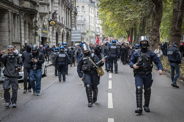 October 24, 2026, Lorraine, Metz: Once again, several hundred people are demonstrating in Metz, France, on Saturday—students, university students, labor unions, and Yellow Vests gathered at the Place de la République. From there, they marched through the city center to the Centre Pompidou Metz. Escorted by a heavy police presence, the demonstration proceeded peacefull Protest241026001