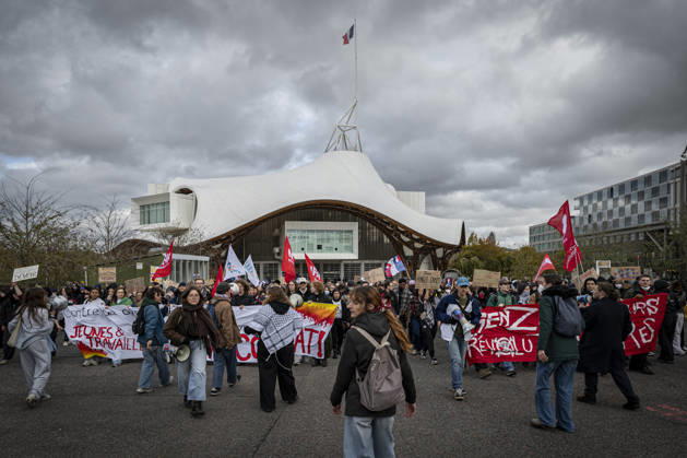 October 24, 2026, Lorraine, Metz: Once again, several hundred people are demonstrating in Metz, France, on Saturday—students, university students, labor unions, and Yellow Vests gathered at the Place de la République. From there, they marched through the city center to the Centre Pompidou Metz. Escorted by a heavy police presence, the demonstration proceeded peacefull Protest241026001.jpg