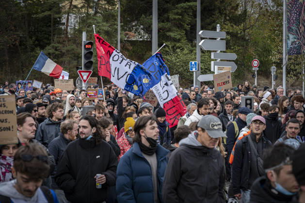 October 24, 2026, Lorraine, Metz: Once again, several hundred people are demonstrating in Metz, France, on Saturday—students, university students, labor unions, and Yellow Vests gathered at the Place de la République. From there, they marched through the city center to the Centre Pompidou Metz. Escorted by a heavy police presence, the demonstration proceeded peacefull Protest241026001.jpg