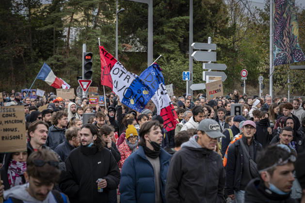 October 24, 2026, Lorraine, Metz: Once again, several hundred people are demonstrating in Metz, France, on Saturday—students, university students, labor unions, and Yellow Vests gathered at the Place de la République. From there, they marched through the city center to the Centre Pompidou Metz. Escorted by a heavy police presence, the demonstration proceeded peacefull Protest241026001.jpg