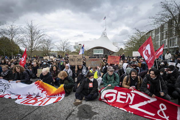 October 24, 2026, Lorraine, Metz: Once again, several hundred people are demonstrating in Metz, France, on Saturday—students, university students, labor unions, and Yellow Vests gathered at the Place de la République. From there, they marched through the city center to the Centre Pompidou Metz. Escorted by a heavy police presence, the demonstration proceeded peacefull Protest241026001.jpg
