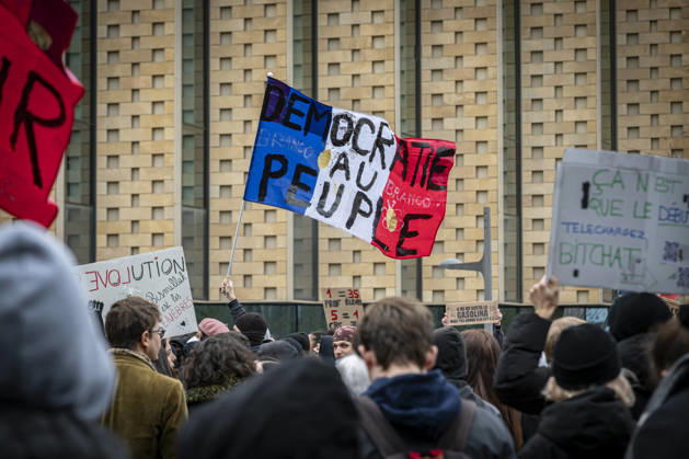 October 24, 2026, Lorraine, Metz: Once again, several hundred people are demonstrating in Metz, France, on Saturday—students, university students, labor unions, and Yellow Vests gathered at the Place de la République. From there, they marched through the city center to the Centre Pompidou Metz. Escorted by a heavy police presence, the demonstration proceeded peacefull Protest241026001.jpg