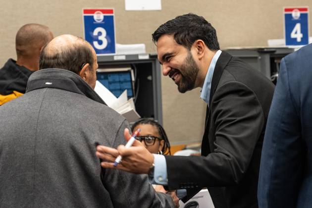 October 24, 2026, Bronx, New York, USA: Mayor Zohran Mamdani speaks to people as they cast vote on the first day of early voting in general election at polling station at Metropolitan Museum of Art in New York, NY on October 24, 2026. Bronx USA - ZUMAr339 20261024_znp_r339_010 Copyright: xLevxRadinx