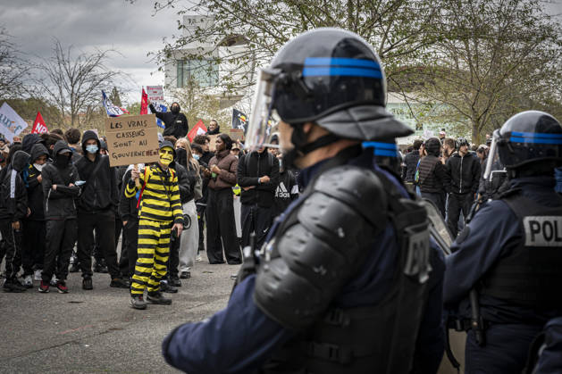 October 24, 2026, Lorraine, Metz: Once again, several hundred people are demonstrating in Metz, France, on Saturday—students, university students, labor unions, and Yellow Vests gathered at the Place de la République. From there, they marched through the city center to the Centre Pompidou Metz. Escorted by a heavy police presence, the demonstration proceeded peacefull Protest241026001.jpg