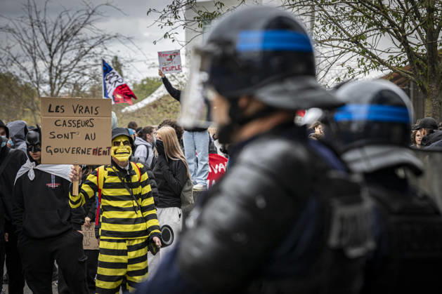 October 24, 2026, Lorraine, Metz: Once again, several hundred people are demonstrating in Metz, France, on Saturday—students, university students, labor unions, and Yellow Vests gathered at the Place de la République. From there, they marched through the city center to the Centre Pompidou Metz. Escorted by a heavy police presence, the demonstration proceeded peacefull Protest241026001.jpg