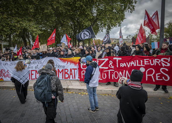 October 24, 2026, Lorraine, Metz: Once again, several hundred people are demonstrating in Metz, France, on Saturday—students, university students, labor unions, and Yellow Vests gathered at the Place de la République. From there, they marched through the city center to the Centre Pompidou Metz. Escorted by a heavy police presence, the demonstration proceeded peacefull Protest241026001.jpg