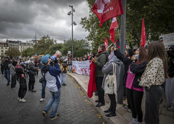 October 24, 2026, Lorraine, Metz: Once again, several hundred people are demonstrating in Metz, France, on Saturday—students, university students, labor unions, and Yellow Vests gathered at the Place de la République. From there, they marched through the city center to the Centre Pompidou Metz. Escorted by a heavy police presence, the demonstration proceeded peacefull Protest241026001.jpg