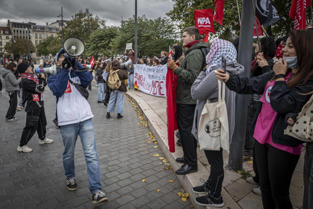 October 24, 2026, Lorraine, Metz: Once again, several hundred people are demonstrating in Metz, France, on Saturday—students, university students, labor unions, and Yellow Vests gathered at the Place de la République. From there, they marched through the city center to the Centre Pompidou Metz. Escorted by a heavy police presence, the demonstration proceeded peacefull Protest241026001.jpg