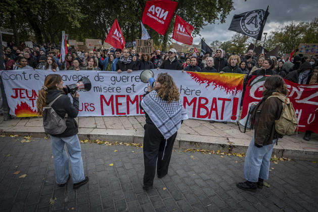 October 24, 2026, Lorraine, Metz: Once again, several hundred people are demonstrating in Metz, France, on Saturday—students, university students, labor unions, and Yellow Vests gathered at the Place de la République. From there, they marched through the city center to the Centre Pompidou Metz. Escorted by a heavy police presence, the demonstration proceeded peacefull Protest241026001.jpg