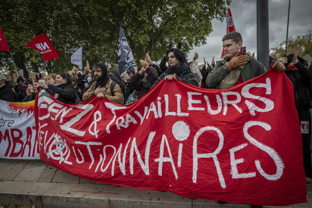 October 24, 2026, Lorraine, Metz: Once again, several hundred people are demonstrating in Metz, France, on Saturday—students, university students, labor unions, and Yellow Vests gathered at the Place de la République. From there, they marched through the city center to the Centre Pompidou Metz. Escorted by a heavy police presence, the demonstration proceeded peacefull Protest241026001.jpg