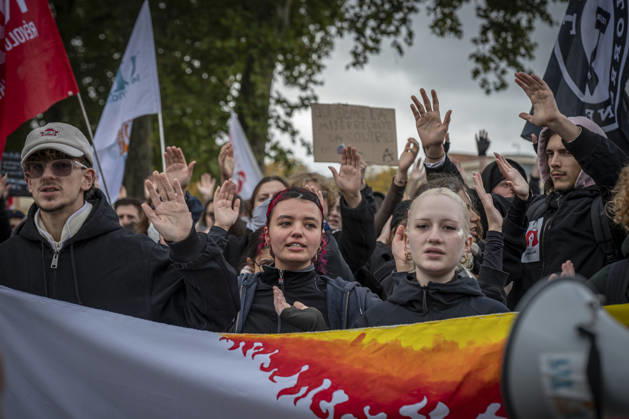 October 24, 2026, Lorraine, Metz: Once again, several hundred people are demonstrating in Metz, France, on Saturday—students, university students, labor unions, and Yellow Vests gathered at the Place de la République. From there, they marched through the city center to the Centre Pompidou Metz. Escorted by a heavy police presence, the demonstration proceeded peacefull Protest241026001.jpg
