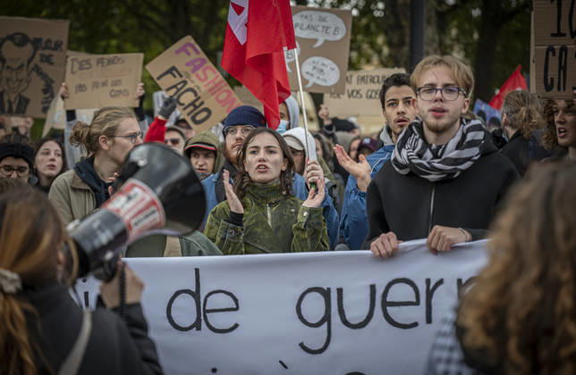 October 24, 2026, Lorraine, Metz: Once again, several hundred people are demonstrating in Metz, France, on Saturday—students, university students, labor unions, and Yellow Vests gathered at the Place de la République. From there, they marched through the city center to the Centre Pompidou Metz. Escorted by a heavy police presence, the demonstration proceeded peacefull Protest241026001.jpg