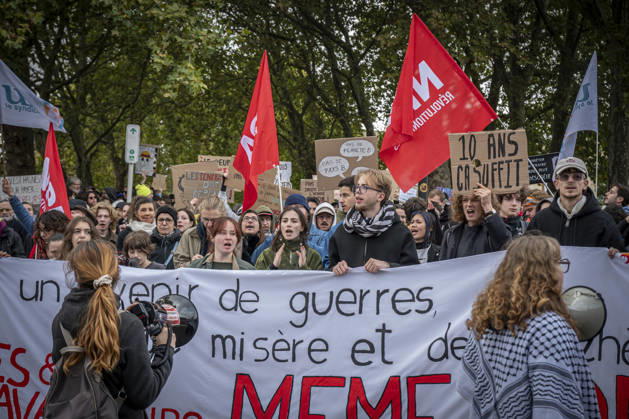 October 24, 2026, Lorraine, Metz: Once again, several hundred people are demonstrating in Metz, France, on Saturday—students, university students, labor unions, and Yellow Vests gathered at the Place de la République. From there, they marched through the city center to the Centre Pompidou Metz. Escorted by a heavy police presence, the demonstration proceeded peacefull Protest241026001.jpg