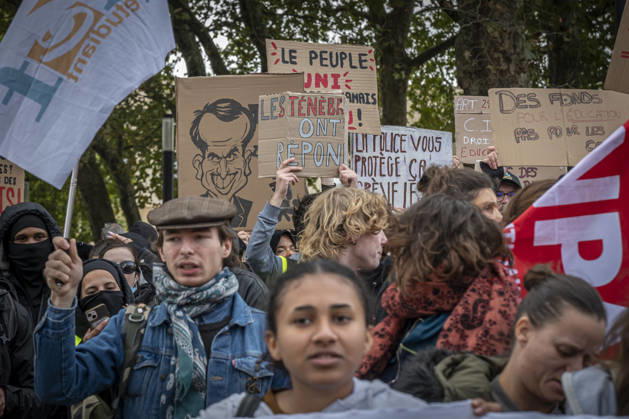 October 24, 2026, Lorraine, Metz: Once again, several hundred people are demonstrating in Metz, France, on Saturday—students, university students, labor unions, and Yellow Vests gathered at the Place de la République. From there, they marched through the city center to the Centre Pompidou Metz. Escorted by a heavy police presence, the demonstration proceeded peacefull Protest241026001.jpg