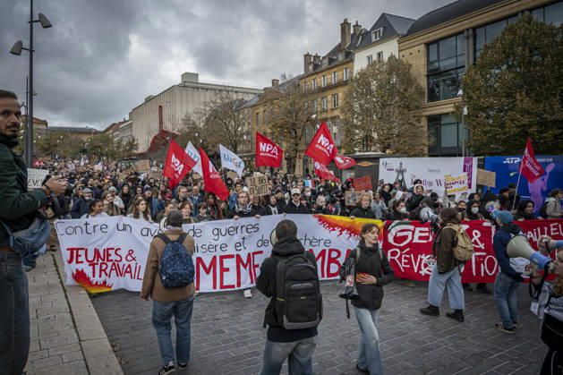 October 24, 2026, Lorraine, Metz: Once again, several hundred people are demonstrating in Metz, France, on Saturday—students, university students, labor unions, and Yellow Vests gathered at the Place de la République. From there, they marched through the city center to the Centre Pompidou Metz. Escorted by a heavy police presence, the demonstration proceeded peacefull Protest241026001.jpg