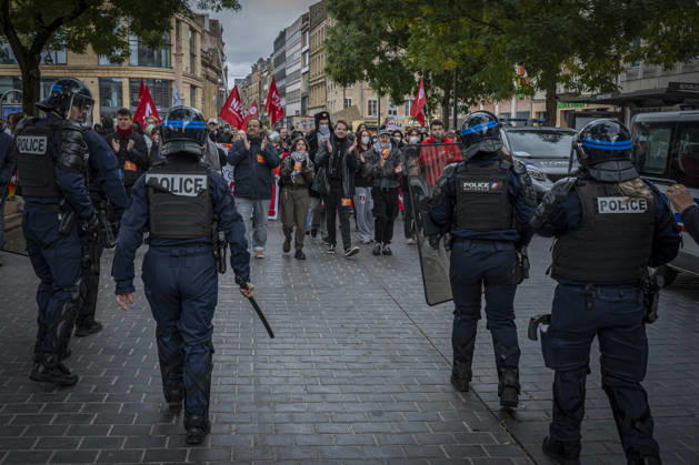 October 24, 2026, Lorraine, Metz: Once again, several hundred people are demonstrating in Metz, France, on Saturday—students, university students, labor unions, and Yellow Vests gathered at the Place de la République. From there, they marched through the city center to the Centre Pompidou Metz. Escorted by a heavy police presence, the demonstration proceeded peacefull Protest241026001.jpg