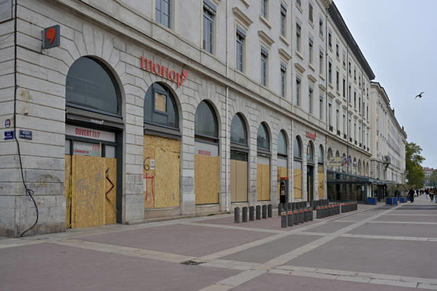 Shops Boarded Up With Wooden Panels - Lyon Shops in Lyon are boarded up with wooden panels ahead the Yellow Vests Protest Act II In Lyon, France on October 24, 2026. Photo by ABACAPRESS.COM Lyon France  Copyright: xABACAx