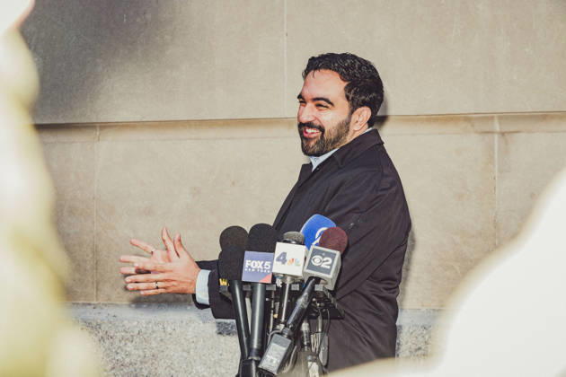 October 24, 2026, New York, New York, USA: New York City Mayor ZOHRAN MAMDANI jokes with reporters after he cast his early voting ballot at the Metropolitan Museum of Art, in Manhattan, for the 2026 midterm elections. New York USA - ZUMAp287 20261024_znp_p287_015 Copyright: xFarhadxParsax