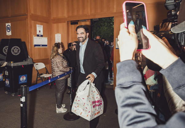 October 24, 2026, New York, New York, USA: New York City Mayor ZOHRAN MAMDANI carries a bag filled with Dunkin Donuts for election volunteers right before he casts his early voting ballot at the Metropolitan Museum of Art in Manhattan. New York USA - ZUMAp287 20261024_znp_p287_002 Copyright: xFarhadxParsax