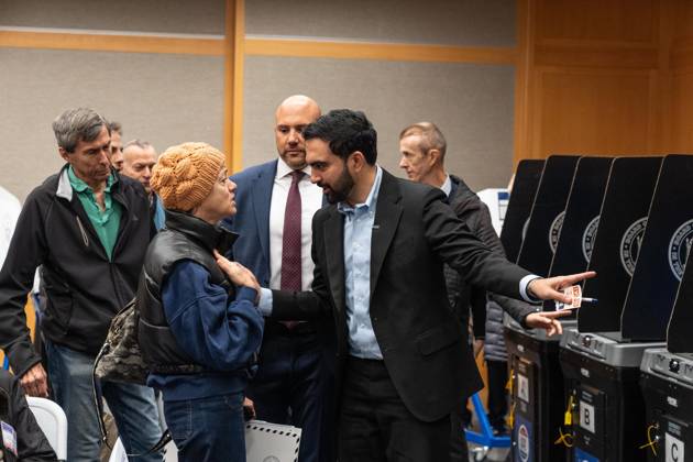 October 24, 2026, Bronx, New York, USA: Mayor Zohran Mamdani speaks to people as they cast vote on the first day of early voting in general election at polling station at Metropolitan Museum of Art in New York, NY on October 24, 2026. Bronx USA  - ZUMAr339 20261024_znp_r339_022 Copyright: xLevxRadinx