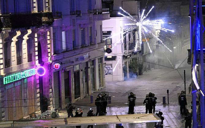 PROTESTS ON OCTOBER 24 PHOTOPQR LE MIDI LIBRE JEAN MICHEL MART MONTPELLIER 10 24 2026 MONTPELLIER, OCTOBER 24, 2026 PROTEST BANNED AT PLACE DE LA COMÉDIE SHOOTING FIREWORKS ON RUE DE VERDUN CRS POLICE France Oct. 24, 2026 Another day of protests this Saturday, and amid fears of renewed violence and looting, restrictions on freedom of movement and assembly have multiplied, drawing sharp criticism from civil liberties groups MONTPELLIER HERAULT France  Copyright: xPHOTOPQR LExMIDIxLIBRE MAXPPPxJEAN-MICHELxMARTx 20261024MDL8053 20261024MDL8053