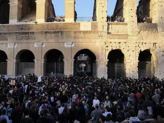 Protesters Attempt to Occupy the Colosseum Rome, Italy, October 24, 2026. Demonstrators enter the Colosseum and attempt to occupy the monument during a protest in the Italian capital. The protesters remain inside the site until police arrive to intervene. The incident takes place during a demonstration in Rome, as tensions escalate between protesters and law enforcement. Rome Italy Copyright: xWWW.ANDREACALANDRA.COMx