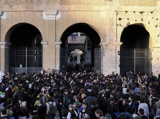 Protesters Attempt to Occupy the Colosseum Rome, Italy, October 24, 2026. Demonstrators enter the Colosseum and attempt to occupy the monument during a protest in the Italian capital. The protesters remain inside the site until police arrive to intervene. The incident takes place during a demonstration in Rome, as tensions escalate between protesters and law enforcement. Rome Italy Copyright: xWWW.ANDREACALANDRA.COMx