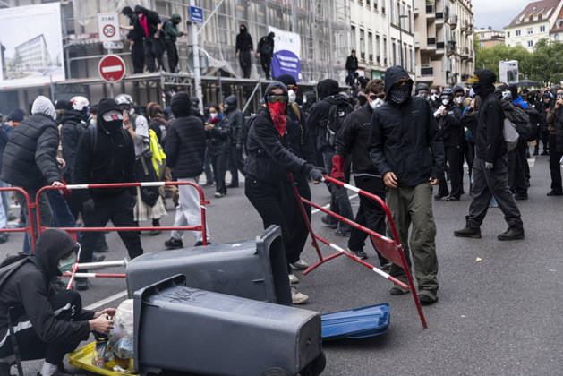 Demonstration and clashes between protesters and police in Strasbourg STRASBOURG, FRANCE - OCTOBER 24: Protesters clash with law enforcement officers during a demonstration in the city centre of Strasbourg, France on October 24, 2026. Police officers intervene to disperse groups of protesters as tear gas is deployed. Clashes, projectile throwing and property damage are reported in several streets. Barricades and burning vehicles reflect the tense situation surrounding the protest. Elyxandro Cegarra Anadolu Strasbourg France. Editorial use only. Please get in touch for any other usage.  Copyright: x2026xAnadoluxElyxandroxCegarrax