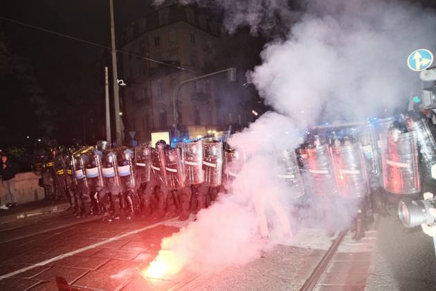 Turin Protest Against Rearmament and Inflation TURIN, ITALY - OCTOBER 24, 2026: Thousands of people took to the streets of Turin today to march against rearmament and the rising cost of living. The demonstration was met with a heavy police presence and several moments of tension, with clashes and tear gas along the route. Turin Italy Copyright: x xJulianxNelajx xJNAxPressx