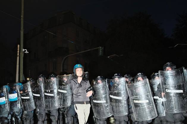 Turin Protest Against Rearmament and Inflation TURIN, ITALY - OCTOBER 24, 2026: Thousands of people took to the streets of Turin today to march against rearmament and the rising cost of living. The demonstration was met with a heavy police presence and several moments of tension, with clashes and tear gas along the route. Turin Italy Copyright: x xJulianxNelajx xJNAxPressx