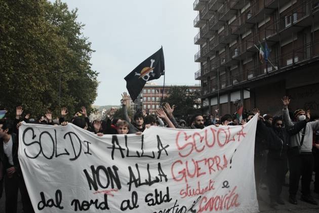 Turin Protest Against Rearmament and Inflation TURIN, ITALY - OCTOBER 24, 2026: Thousands of people took to the streets of Turin today to march against rearmament and the rising cost of living. The demonstration was met with a heavy police presence and several moments of tension, with clashes and tear gas along the route. Turin Italy Copyright: x xJulianxNelajx xJNAxPressx