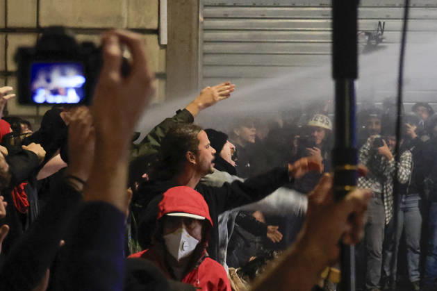 Demonstration against the Italian government in Rome ROME, ITALY, OCTOBER 24: Demonstrators are hit by Italian police’s water cannons during a protest against the Italian government in Rome, Italy, on October 24, 2026. Riccardo De Luca Anadolu Rome Italy. Editorial use only. Please get in touch for any other usage.  Copyright: x2026xAnadoluxRiccardoxDexLucax