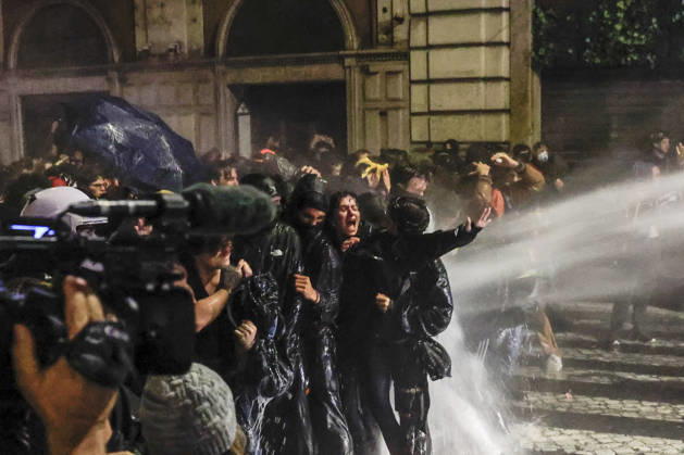 Demonstration against the Italian government in Rome ROME, ITALY, OCTOBER 24: Demonstrators are hit by Italian police’s water cannons during a protest against the Italian government in Rome, Italy, on October 24, 2026. Riccardo De Luca Anadolu Rome Italy. Editorial use only. Please get in touch for any other usage.  Copyright: x2026xAnadoluxRiccardoxDexLucax