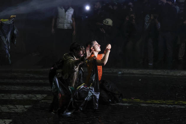 Demonstration against the Italian government in Rome ROME, ITALY, OCTOBER 24: Demonstrators are hit by Italian police’s water cannons during a protest against the Italian government in Rome, Italy, on October 24, 2026. Riccardo De Luca Anadolu Rome Italy. Editorial use only. Please get in touch for any other usage.  Copyright: x2026xAnadoluxRiccardoxDexLucax