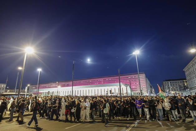 Demonstration against the Italian government in Rome ROME, ITALY, OCTOBER 24: Demonstrators make their way in front of Termini railway station during a protest against the Italian government in Rome, Italy, on October 24, 2026. Riccardo De Luca Anadolu Rome Italy. Editorial use only. Please get in touch for any other usage.  Copyright: x2026xAnadoluxRiccardoxDexLucax