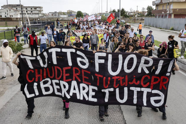 IPA90126132 - Castelvolturno: The church and local institutions led the peaceful march of 10,000 people according to police figures, though organizers claim there were nearly 20,000 participants to protest the opening of the CPRs (centers for repatriation), which are administrative detention facilities.  Copyright: xSalvatorexLaporta KONTROLABx xKontrolabx IPA90126132