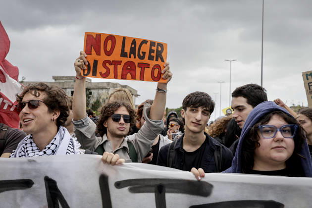 IPA90126155 - Castelvolturno: The church and local institutions led the peaceful march of 10,000 people according to police figures, though organizers claim there were nearly 20,000 participants to protest the opening of the CPRs (centers for repatriation), which are administrative detention facilities.  Copyright: xSalvatorexLaporta KONTROLABx xKontrolabx IPA90126155