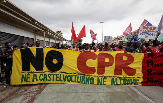 IPA90126158 - Castelvolturno: The church and local institutions led the peaceful march of 10,000 people according to police figures, though organizers claim there were nearly 20,000 participants to protest the opening of the CPRs (centers for repatriation), which are administrative detention facilities.  Copyright: xSalvatorexLaporta KONTROLABx xKontrolabx IPA90126158